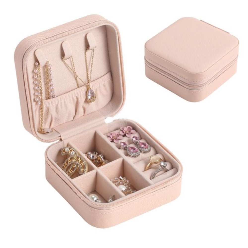NEW Portable mini jewelry case in blush pink🎀🥰